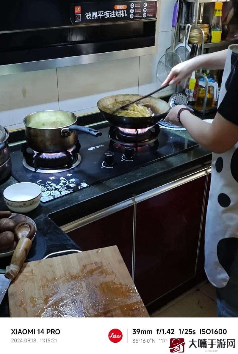 中午妈妈在厨房做饭